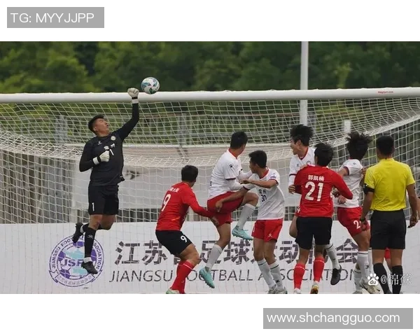 足球巨星强健双腿见证赛场辉煌力量速度与荣耀的完美结合