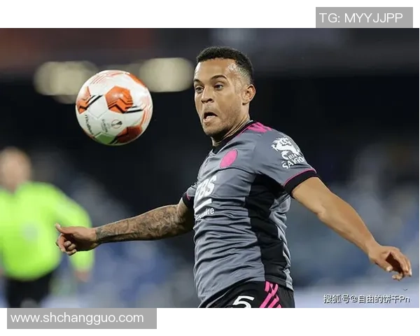 牙缝足球传奇：探索以牙有缝为标志的球星生涯与魅力